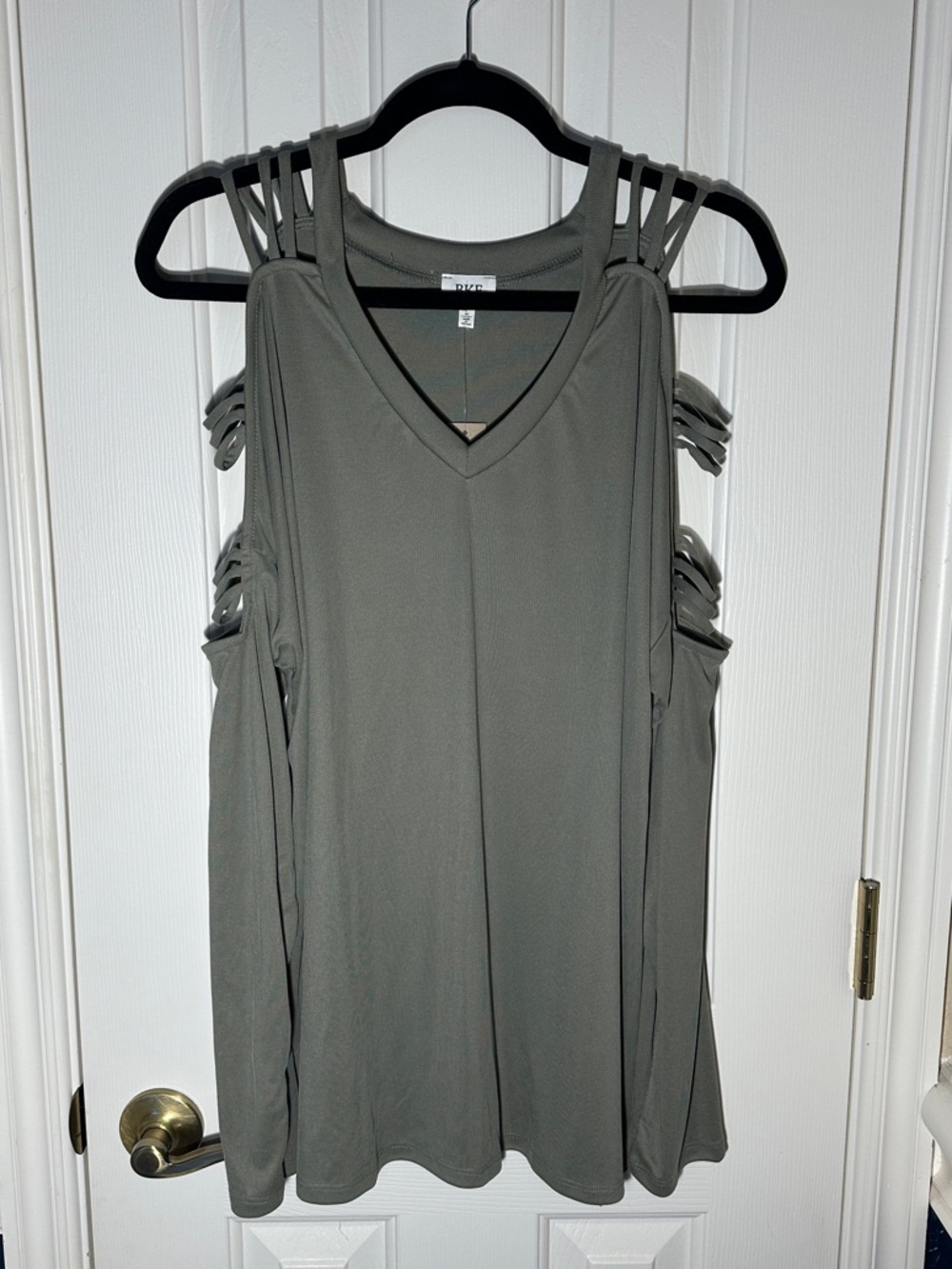 BKE Olive Cold-Shoulder V-Neck Long Sleeve Top Size L